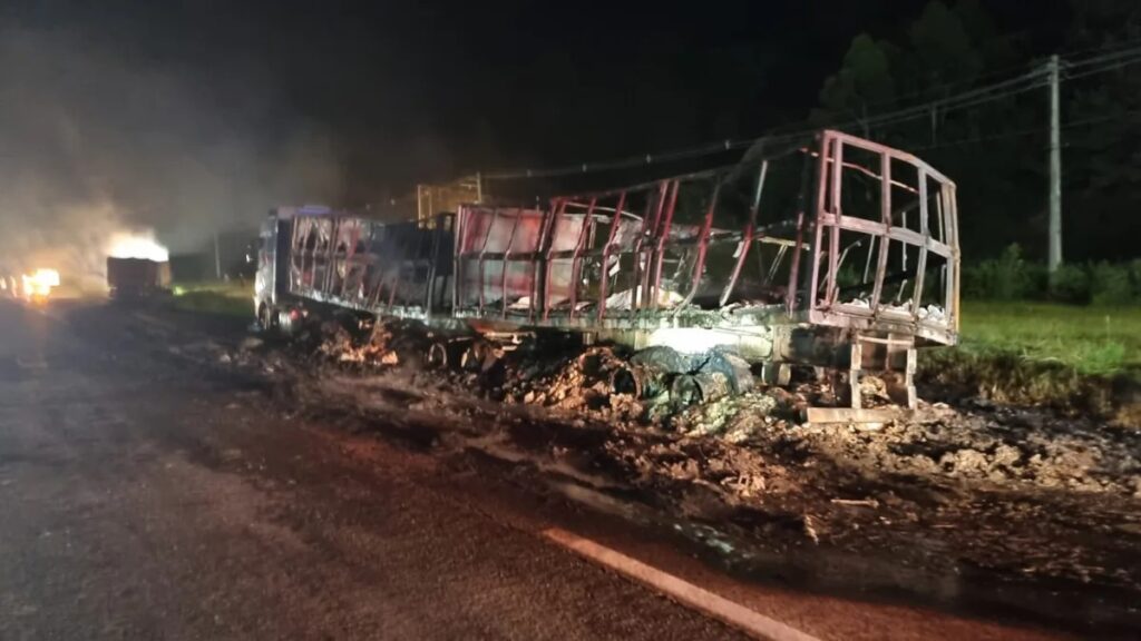 Incêndio em caminhão bloqueia BR-101 em Tijucas por horas