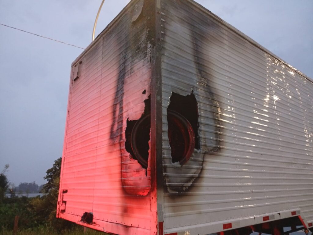 Incêndio em carga de carreta é controlado na BR-101 em Passo de Torres