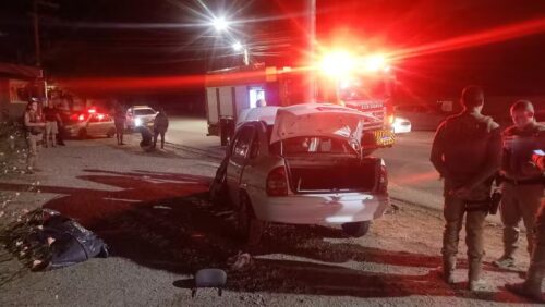 Jovem de 18 anos morre após carro bater em poste em Palhoça