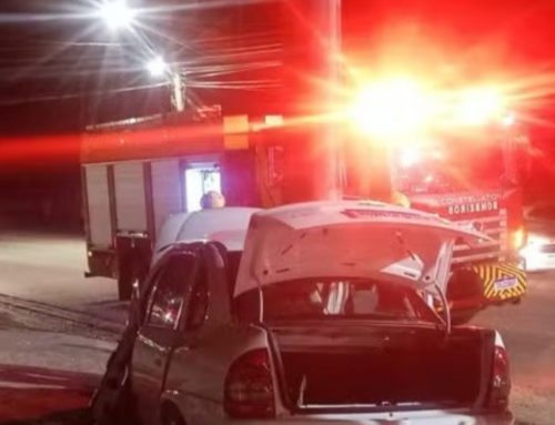 Jovem de 18 anos morre após carro bater em poste em Palhoça