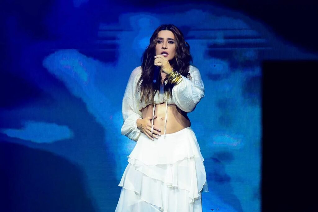 Lauana Prado anuncia primeira gravidez durante show