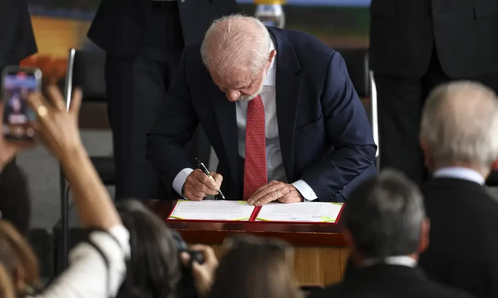 Lula veta projeto que reduzia penas de condenados pelos atos de 8 de janeiro