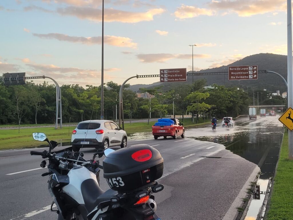 Maré alta alaga bairros do Sul da Ilha e causa transtornos em Florianópolis