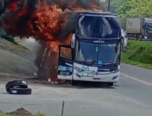 Ônibus de turismo pega fogo e é destruído na BR-101 em Joinville