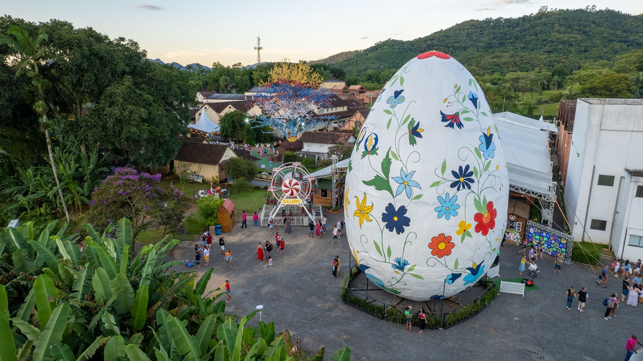 Arte do ovo gigante é apresentada novamente na Osterfest 2026 de Pomerode