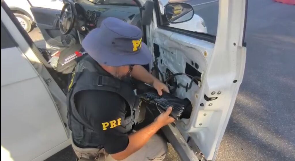 PRF apreende medicamentos controlados e cigarros eletrônicos na BR-101 em Barra Velha