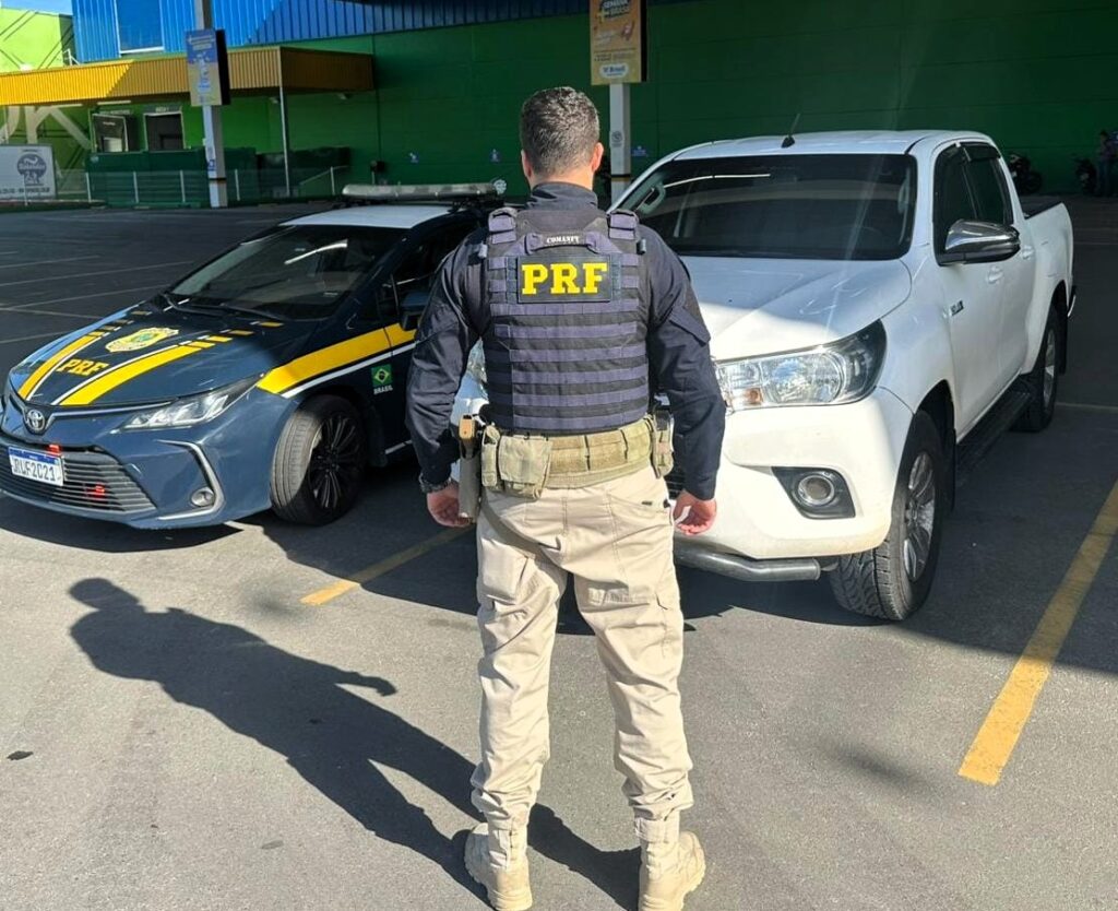 PRF recupera picape furtada e prende homem na BR-101 em Porto Belo