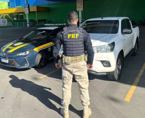 PRF recupera picape furtada e prende homem na BR-101 em Porto Belo