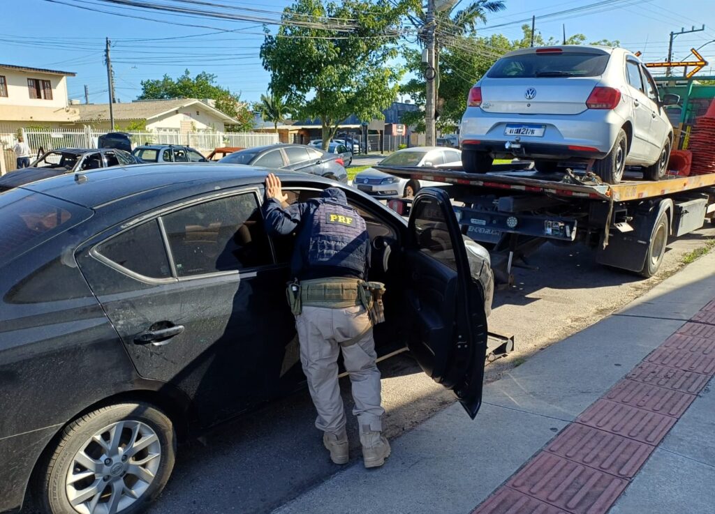 PRF recupera veículos e bens furtados e prende trio em Itajaí