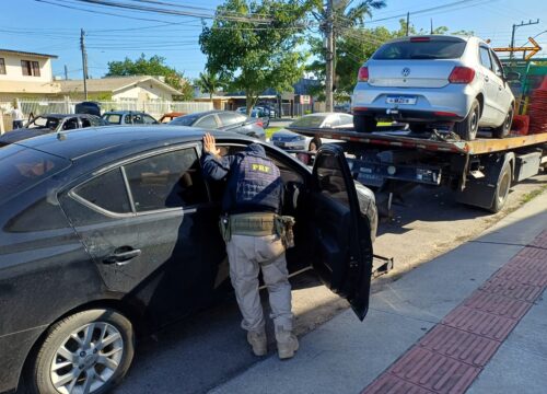 PRF recupera veículos e bens furtados e prende trio em Itajaí