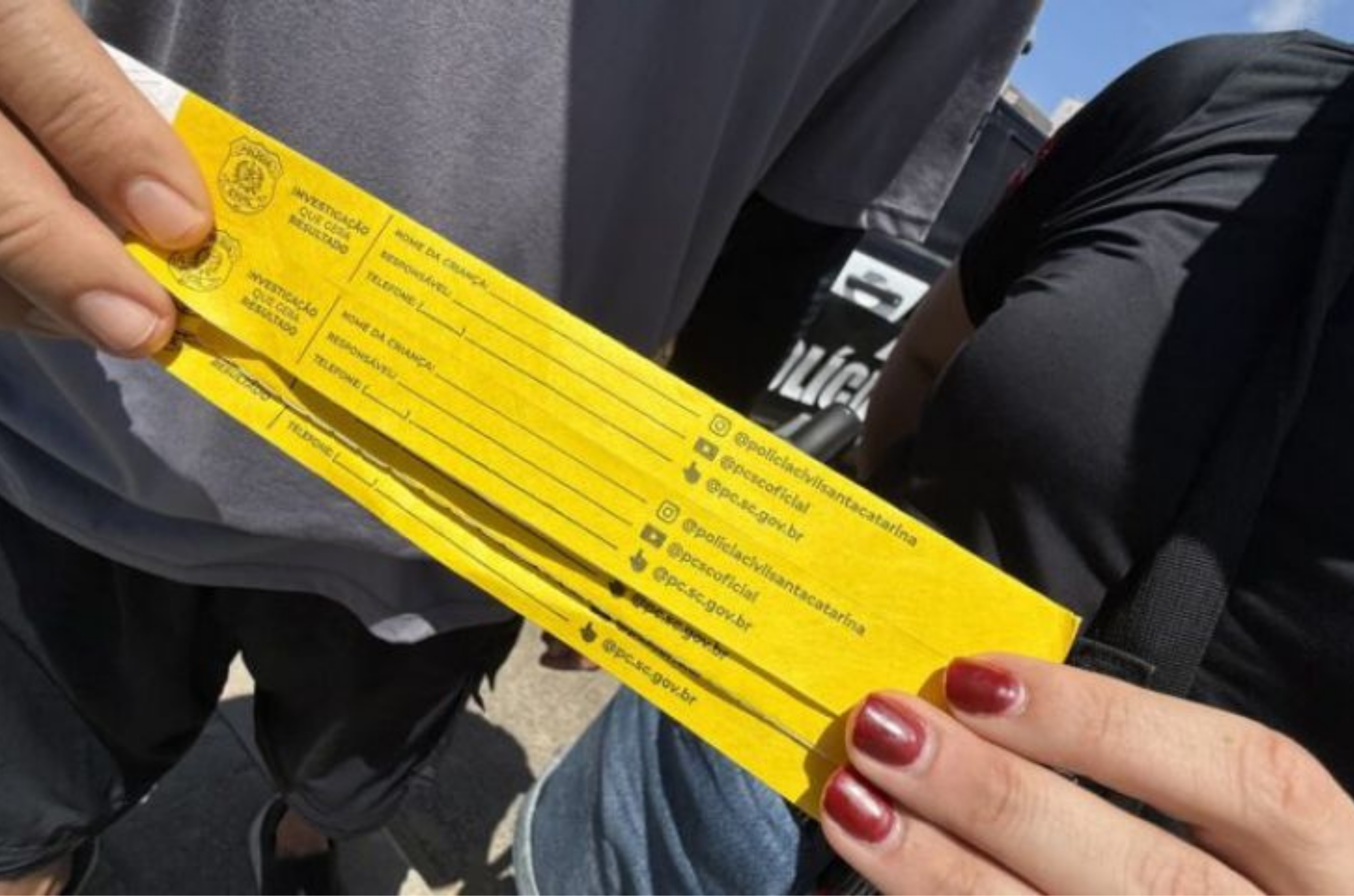 Polícia Civil distribui pulseiras para identificar crianças nas praias