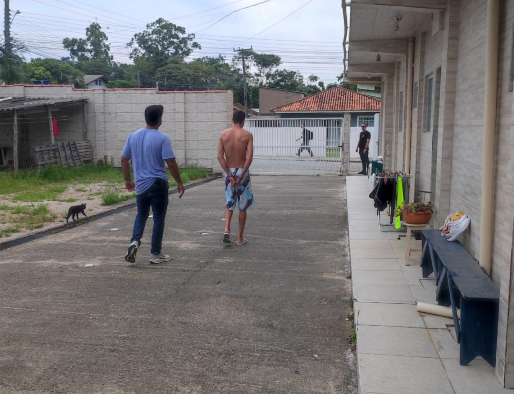 Polícia Civil prende foragido da Justiça no bairro Rio Vermelho, em Florianópolis