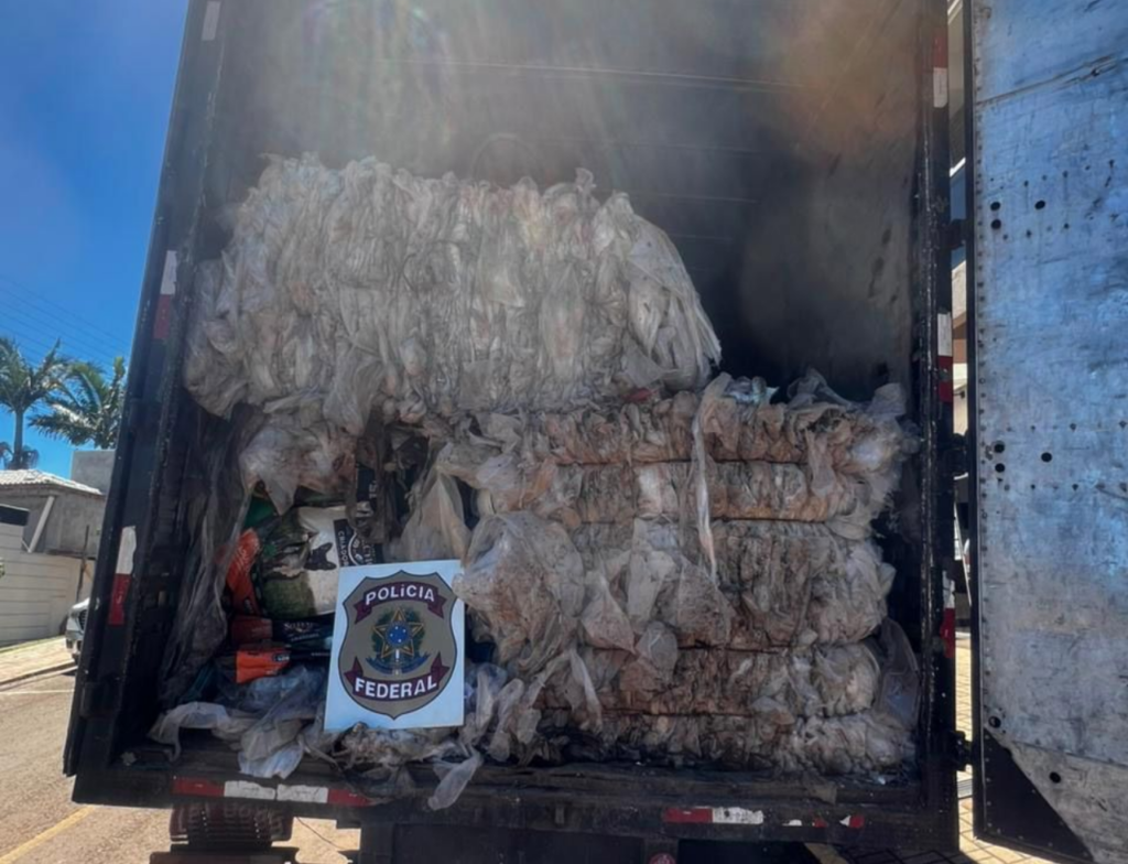 Polícia Federal apreende caminhão com 11 toneladas de plástico contrabandeado