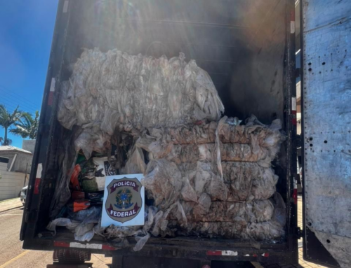 Polícia Federal apreende caminhão com 11 toneladas de plástico contrabandeado