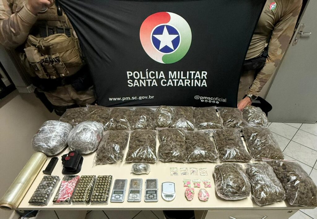 Polícia Militar apreende drogas e munições em casa abandonada em Biguaçu
