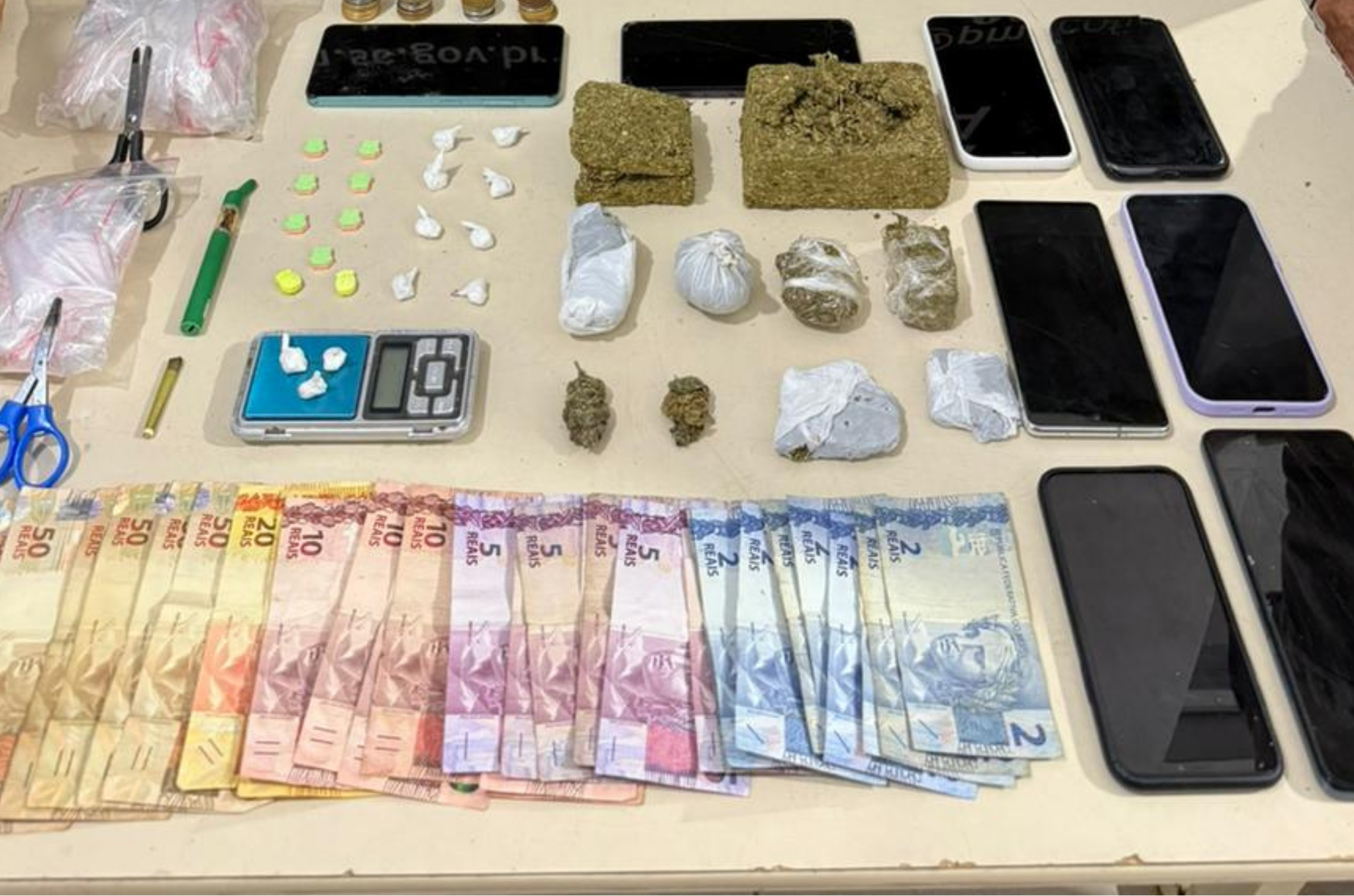 Polícia Militar fecha ponto de tráfico com drogas e adolescentes em Porto Belo