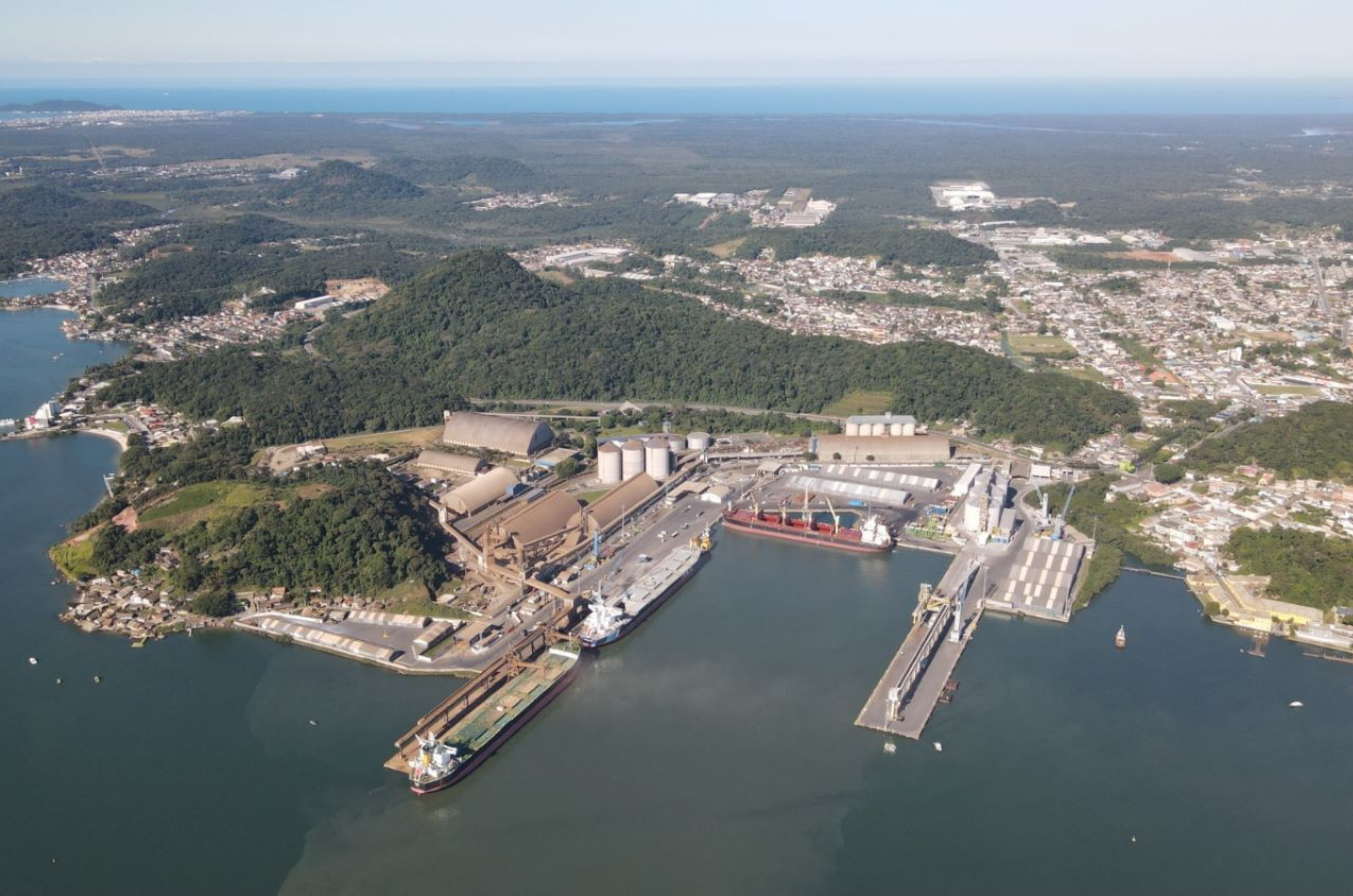 Portos de Santa Catarina movimentam 65,7 milhões de toneladas em 2025
