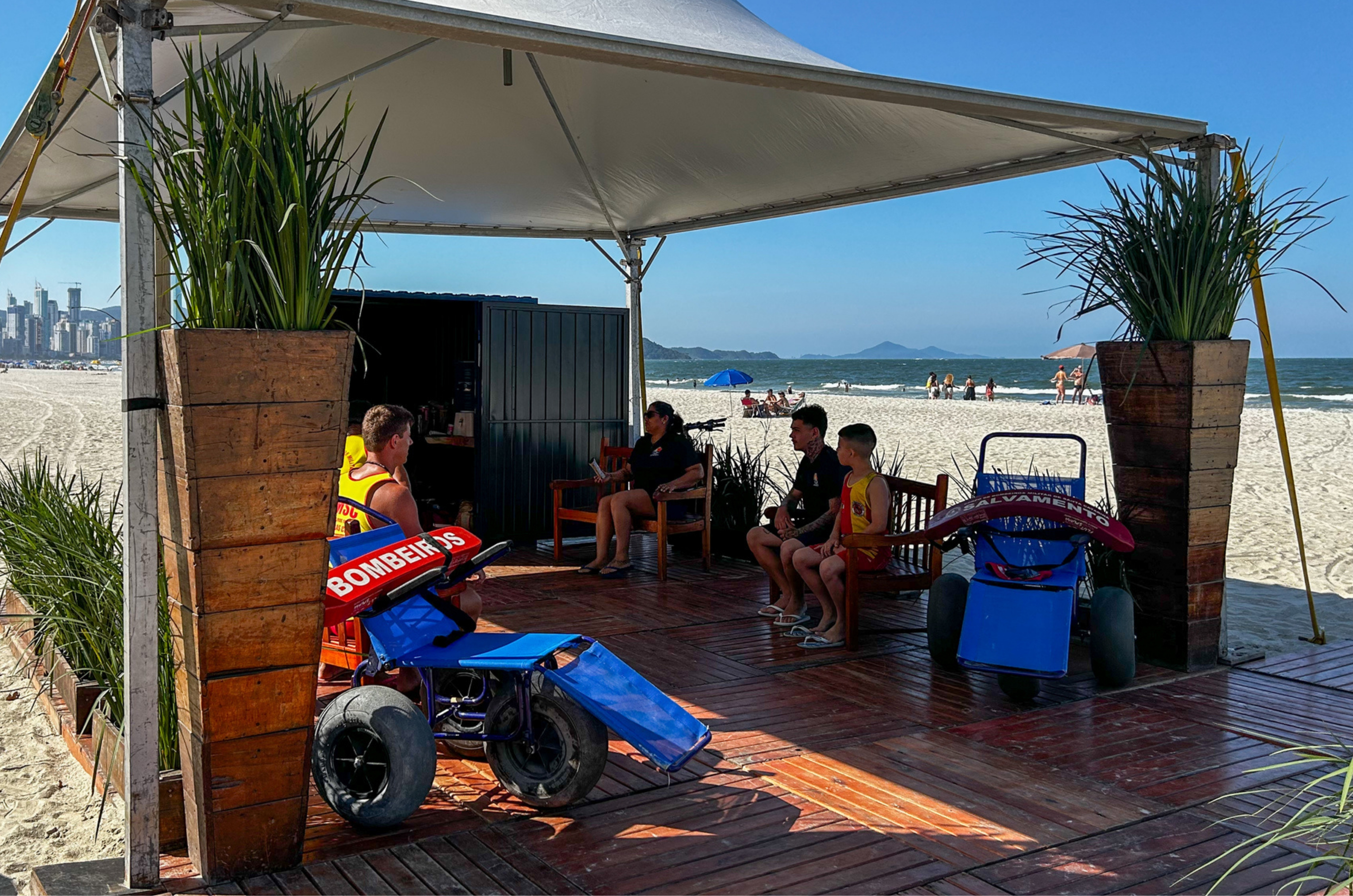 Praia acessível garante inclusão e banho de mar em Balneário Camboriú