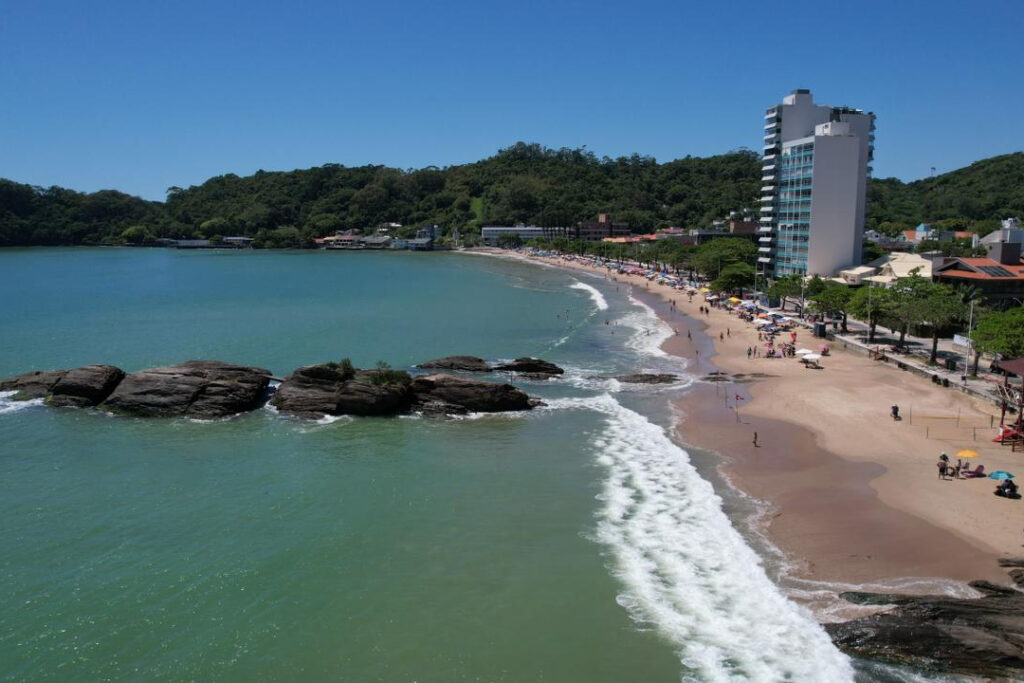Praias de Itajaí seguem 100% próprias para banho, aponta IMA
