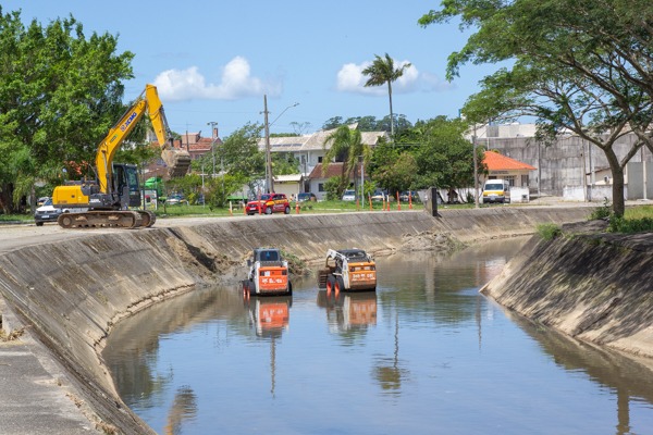 São José inicia desassoreamento do Rio Três Henriques para prevenir alagamentos
