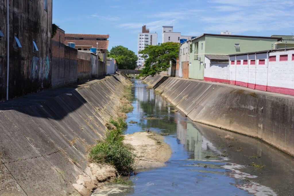 São José intensifica desassoreamento do Rio Três Henriques
