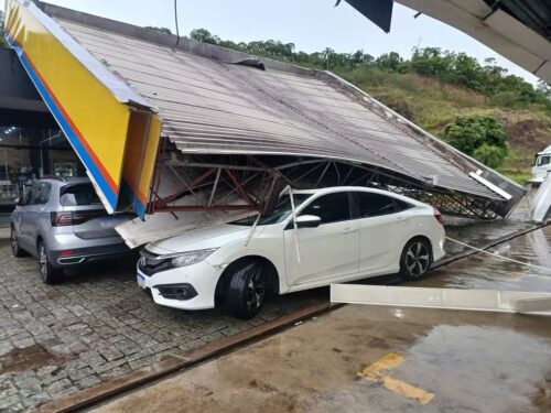 Tempestade severa causa alagamentos e danos em Gaspar