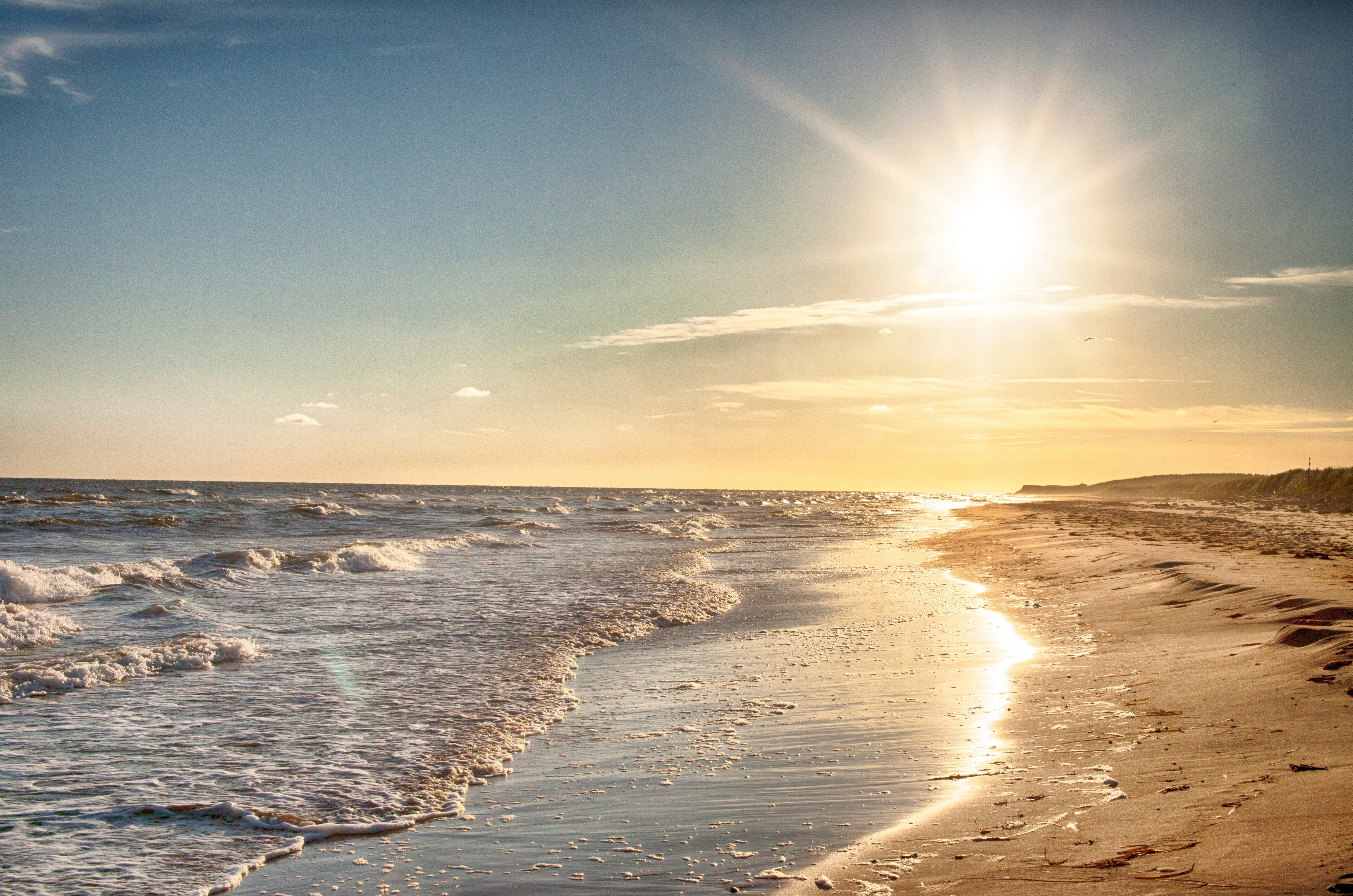 Tempo firme predomina em SC nesta segunda, com calor e chuva isolada à tarde