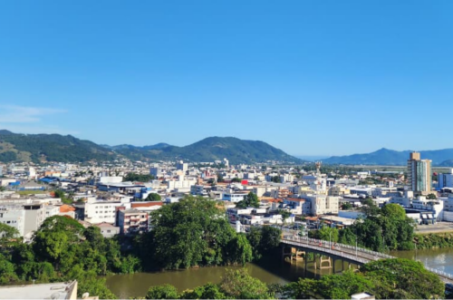 Terça-feira de sol e calor em Santa Catarina, com máximas de até 34°C
