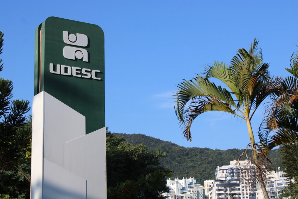 Udesc abre concurso público com 40 vagas e salários de até R$ 6,8 mil