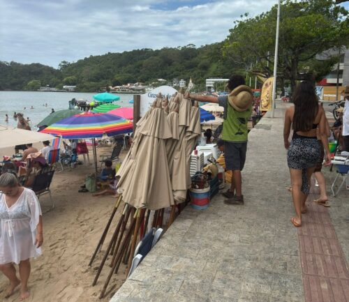 Fiscalização em praia de Itajaí resulta em quatro estabelecimentos multados