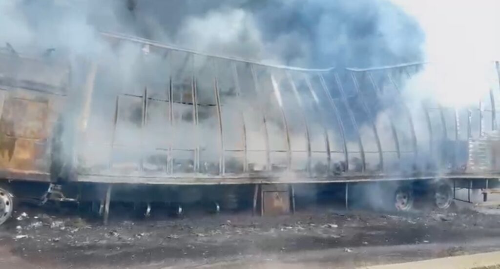 Incêndio em caminhão interdita totalmente a BR-101 no trecho do Morro dos Cavalos em Palhoça