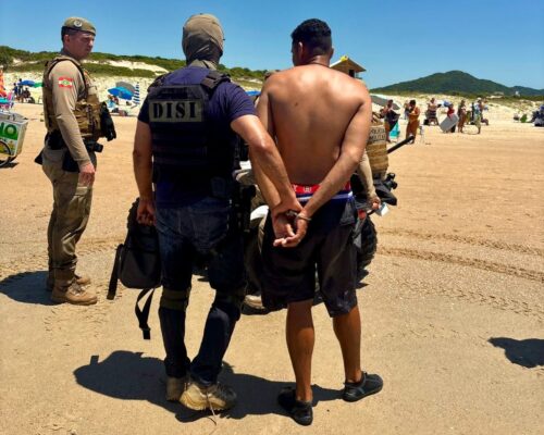 Operação integrada prende quatro pessoas e apreende materiais ilegais em praia da Capital