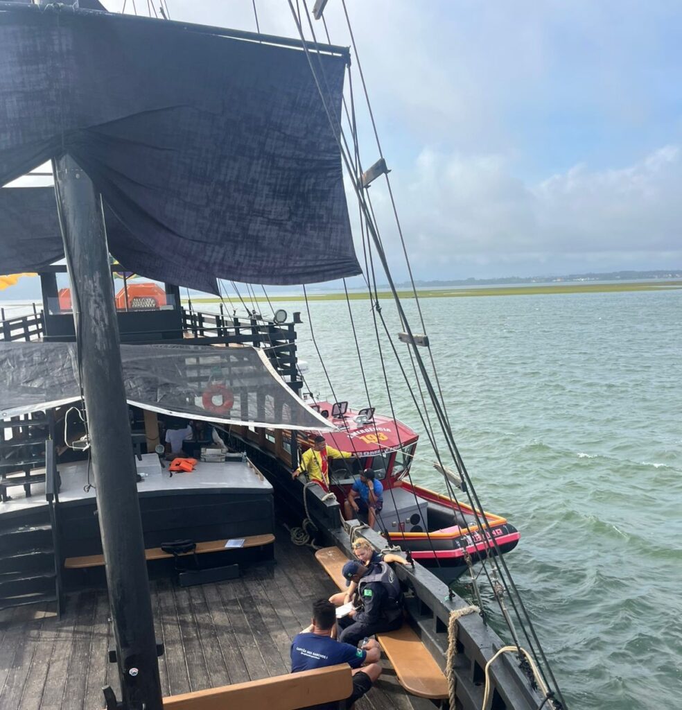Quase 80 pessoas são resgatadas de embarcação encalhada no mar em Laguna