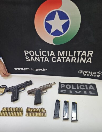 Líder de facção criminosa deixa armamentos para trás durante fuga de operação policial em Florianópolis