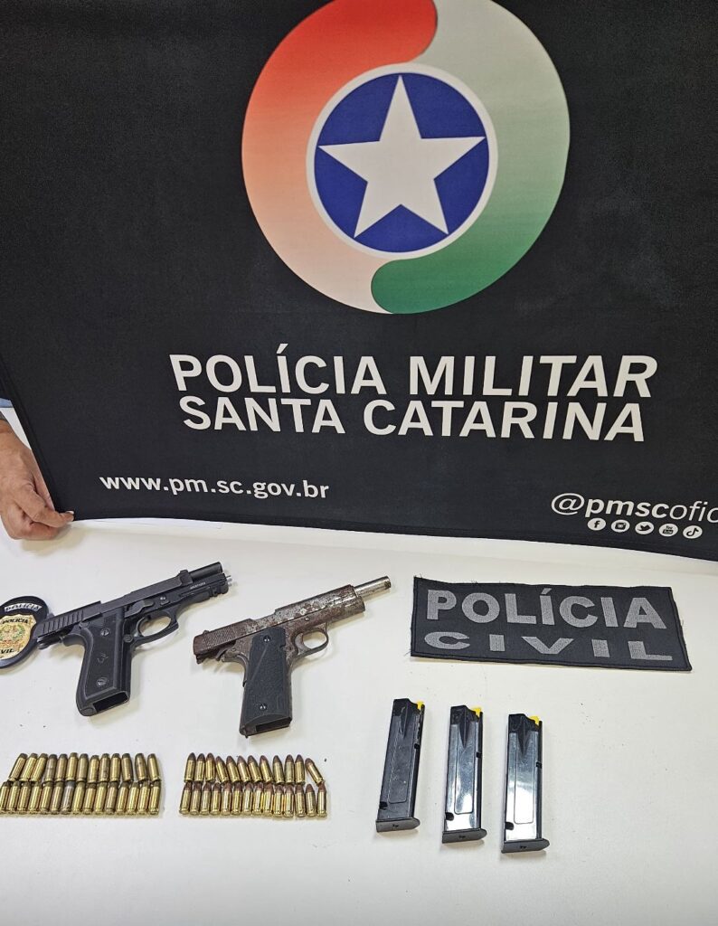 Líder de facção criminosa deixa armamentos para trás durante fuga de operação policial em Florianópolis