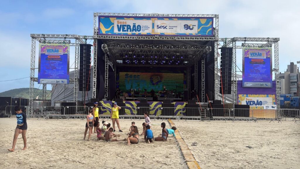 Programação do Sesc Verão 2026 começa nesta sexta-feira em Laguna com shows nacionais