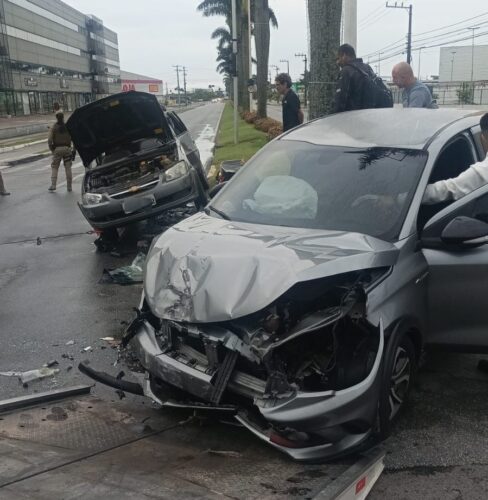 Colisão entre automóveis resulta em capotamento seguido de fuga do local e deixa três feridos em Itajaí