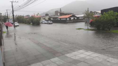 Temporal provoca transtornos em pelo menos quatro bairros de Imbituba nesta segunda-feira