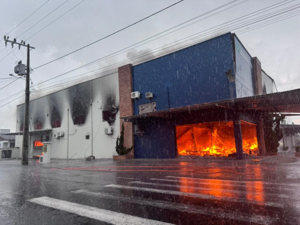 Incêndio de grandes proporções consome indústria de tecidos em Turvo