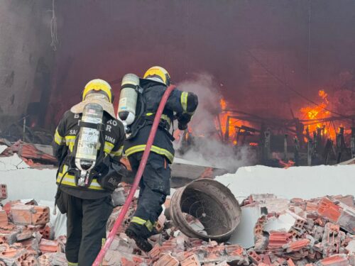 Galpão de indústria de tecidos fica destruído após incêndio em Turvo