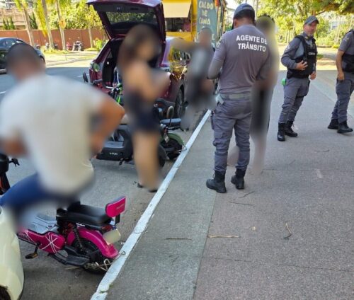 Operação de fiscalização resulta em 20 multas e três veículos apreendidos em avenida de Itajaí
