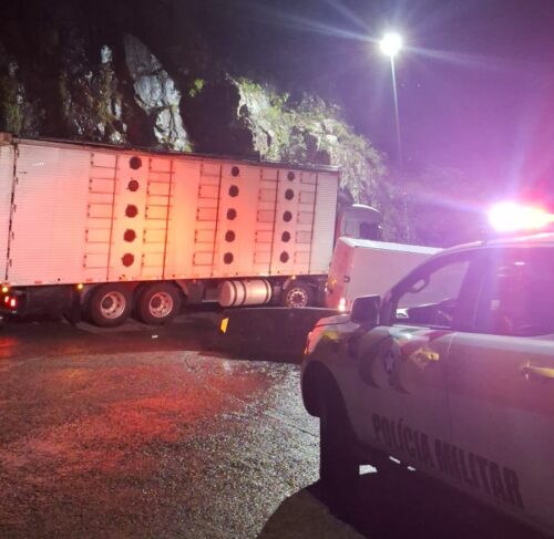 Trânsito é parcialmente bloqueado na SC-390 no trecho da Serra do Rio do Rastro