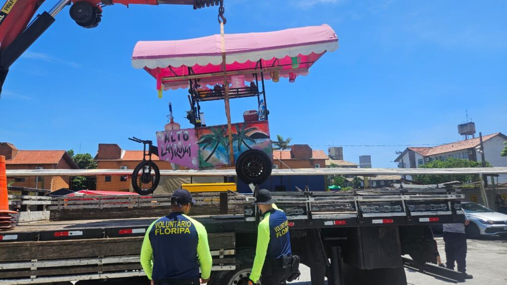 Estado “inadequado” de alimentos resulta em 22 carrinhos de ambulantes apreendidos em Florianópolis