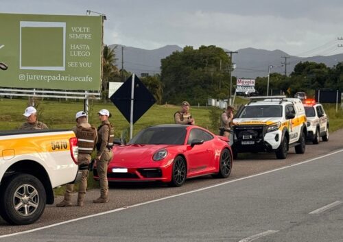 Porsche retirado de pátio de forma fraudulenta em BC é recuperado durante barreira policial na Capital