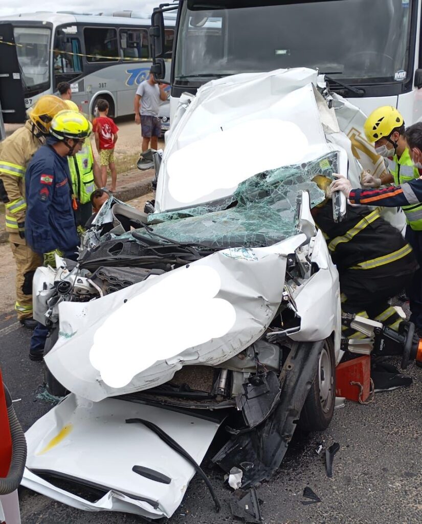 Resgate de homem prensado em engavetamento na SC-370 dura mais de uma hora em Gravatal