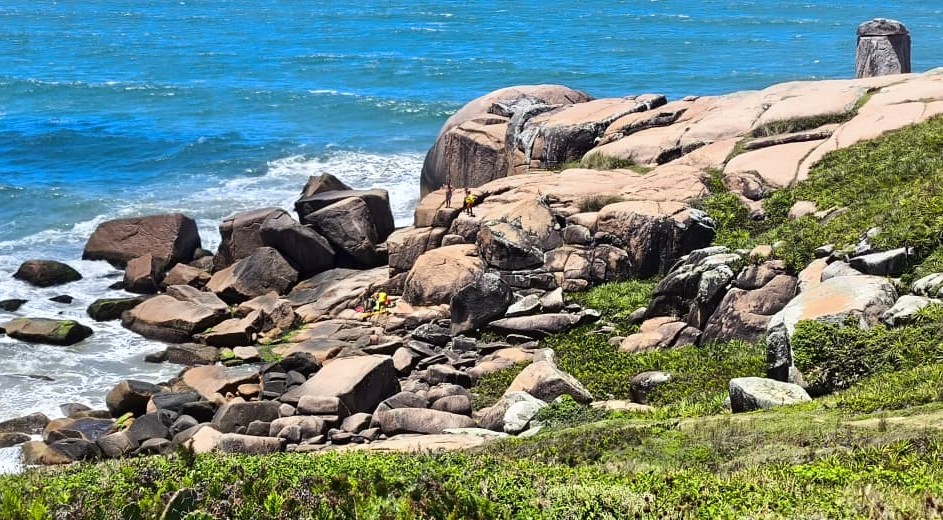 Morador de Araranguá morre afogado após escorregar na Pedra do Frade em Laguna