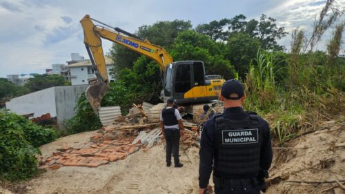 Ação integrada resulta na demolição de nove imóveis irregulares em Florianópolis