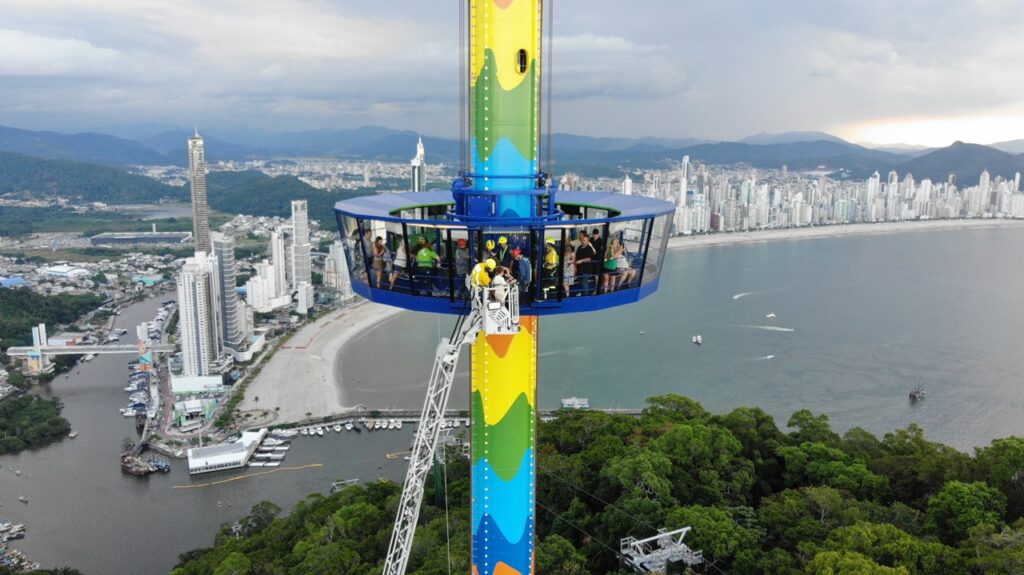 Atração turística de BC apresenta falha e deixa 30 pessoas presas há 40 metros de altura