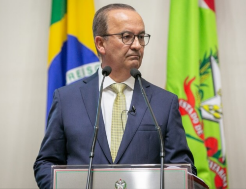 Governador sanciona lei que acaba com cotas raciais no ensino superior de SC