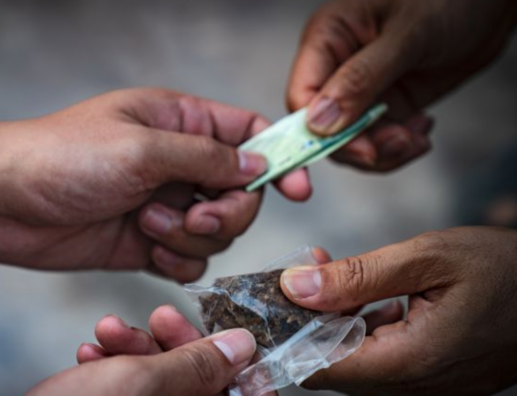 Homem é preso por tráfico de drogas durante patrulhamento em Araranguá